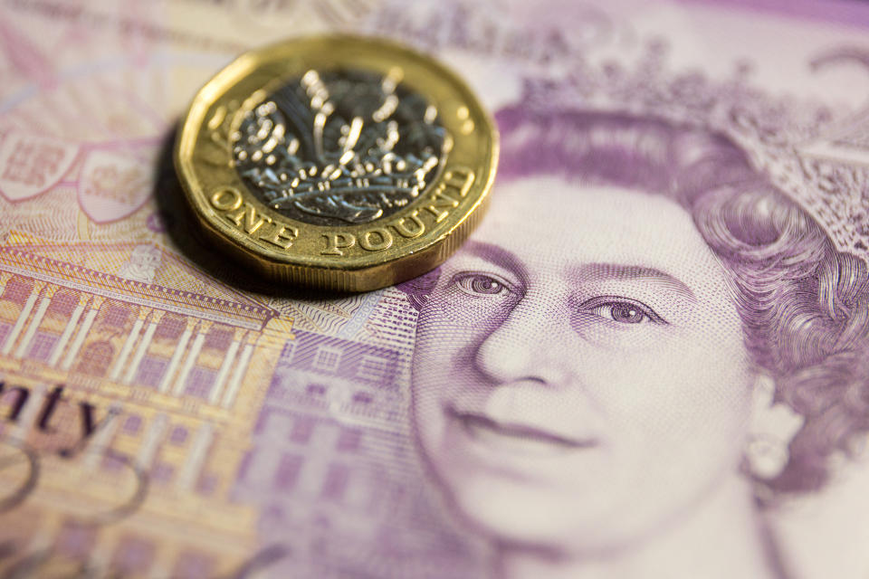 UNITED KINGDOM - 2020/06/06: In this photo illustration The Bank of England twenty pounds (£20) note with the image of Queen Elizabeth II and The British one pound (£1) coin are seen displayed. (Photo Illustration by Karol Serewis/SOPA Images/LightRocket via Getty Images)