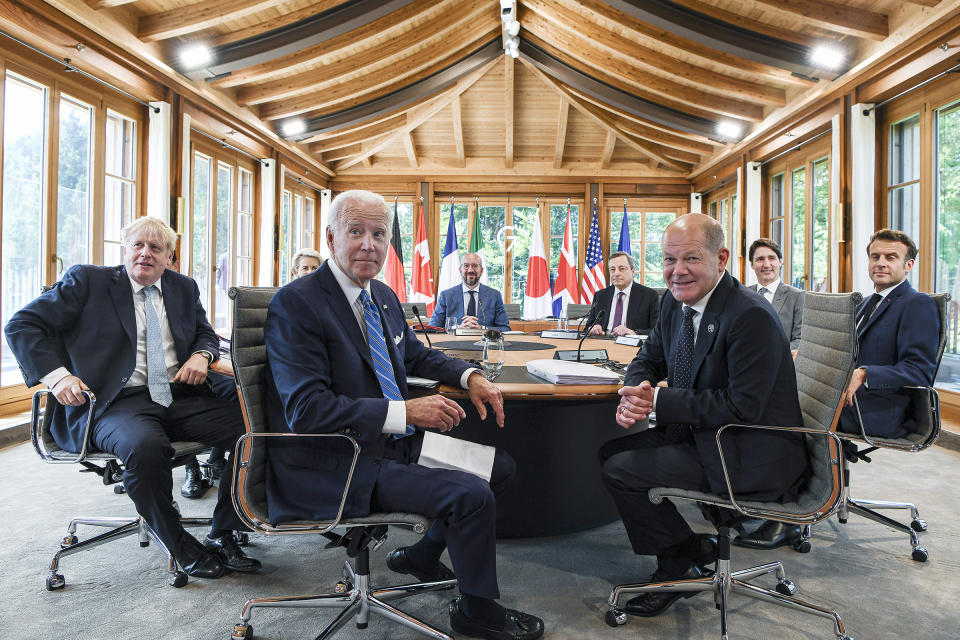 El presidente Biden, al centro, con otros líderes del Grupo de los 7 en Elmau, Alemania, el domingo. (Kenny Holston para The New York Times)