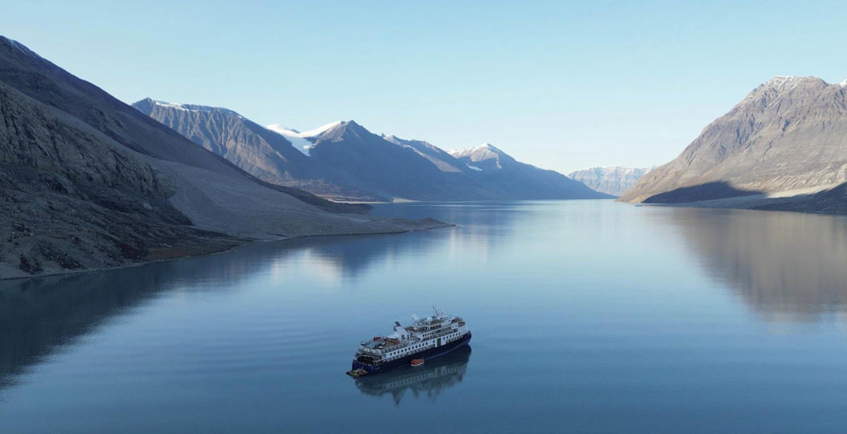 cruise ship aground near greenland