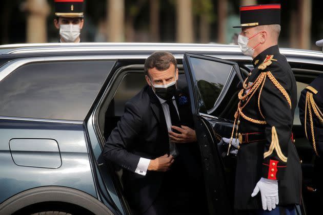 <p>Le chef de l'Etat est arrivé en voiture, tout juste descendu de l'avion le ramenant su sommet européen de Porto au Portugal, pour déposer une gerbe devant la statue du général de Gaulle en bas de l'avenue des Champs-Elysées, vidée de tout public en raison de la pandémie de Covid-19.</p>