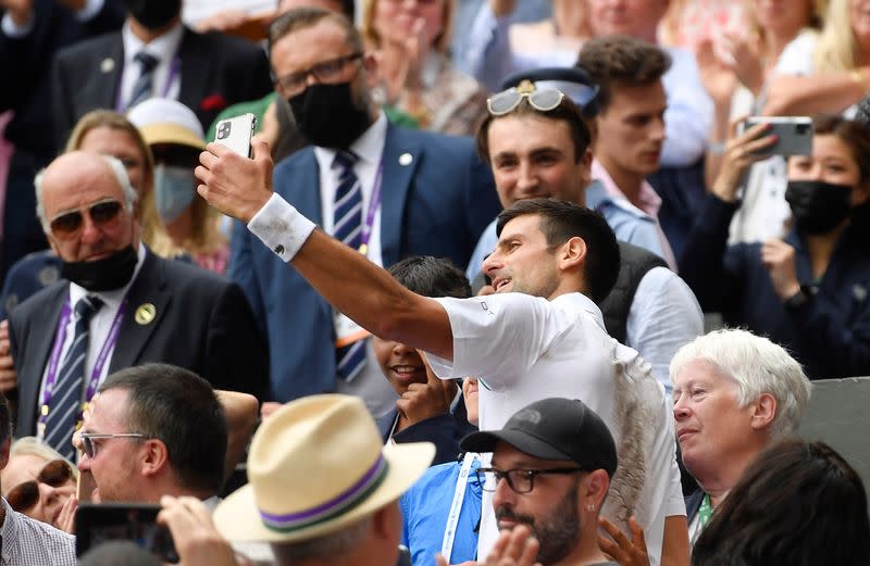 Foto del domingo del tenista de Serbia Novak Djokovic celebrando tras quedarse con el título en Wimbledon