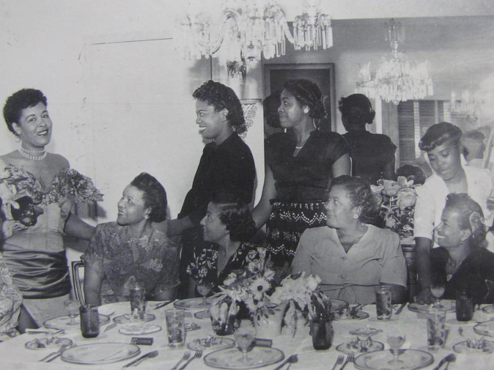 Artistas como Billie Holiday, a la izquierda, frecuentaron Georgette's Tea Room, en 2540 NW 51 Street en Brownsville, en los años 50 y 60. En esta foto de los Archivos Negros de Miami, Holiday entretiene a un grupo de maestros de escuela del área de Miami. Courtesy of the Black Archives