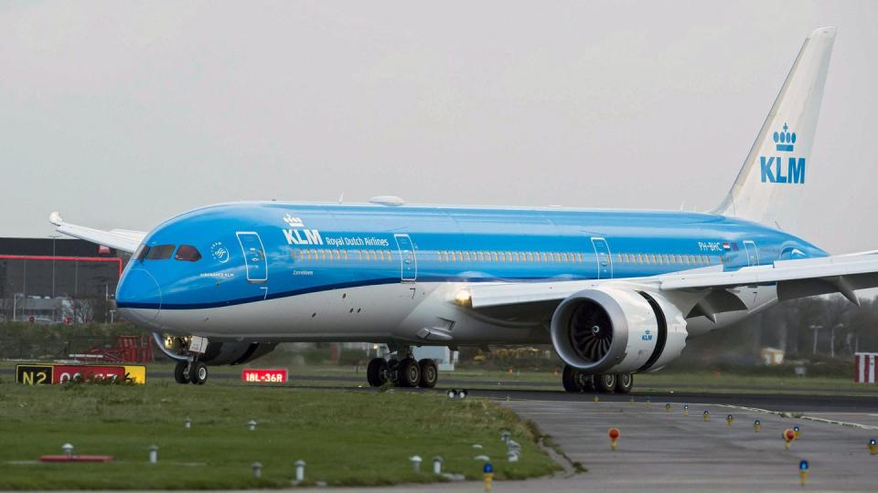 Ein Boeing-Dreamliner der KLM am Flughafen Schiphol.