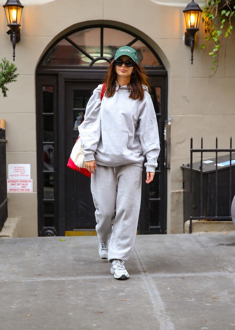 La modelo Emily Ratajkowski fue captada por los paparazzi por las calles de Nueva York con un look bien deportivo 