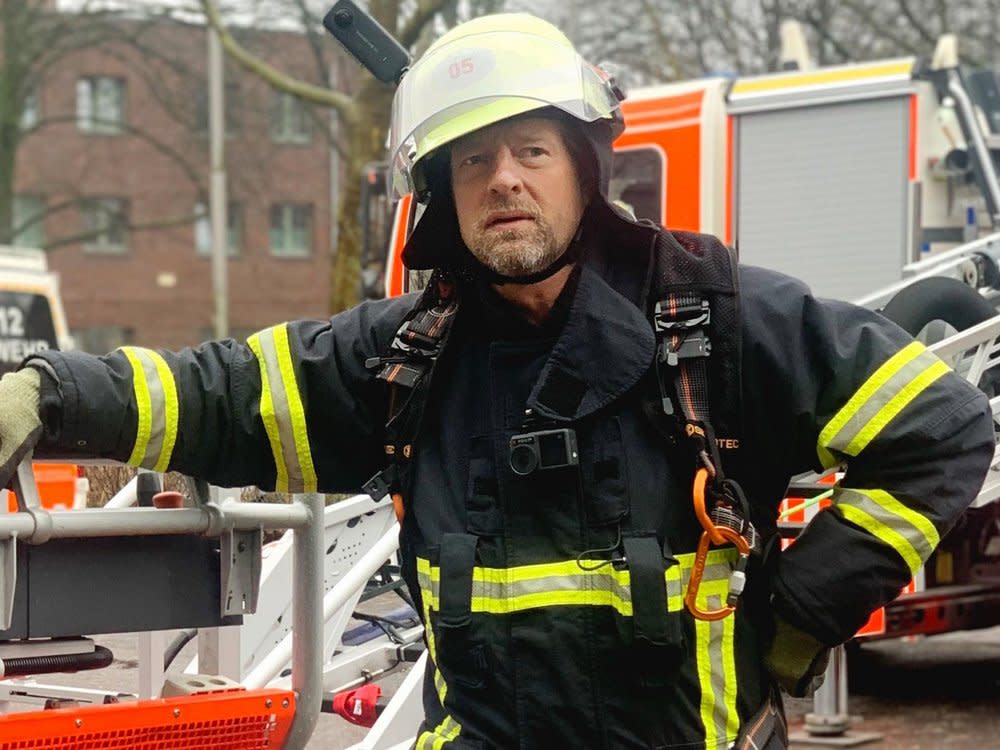 Henning Baum blickt hinter die Kulissen der Feuerwehr. (Bild: RTL)