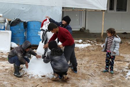 Displaced children from the minority Yazidi sect, fleeing violence in the Iraqi town of Sinjar play at a refugee camp in Duhok province January 2, 2016. REUTERS/Ari Jalal