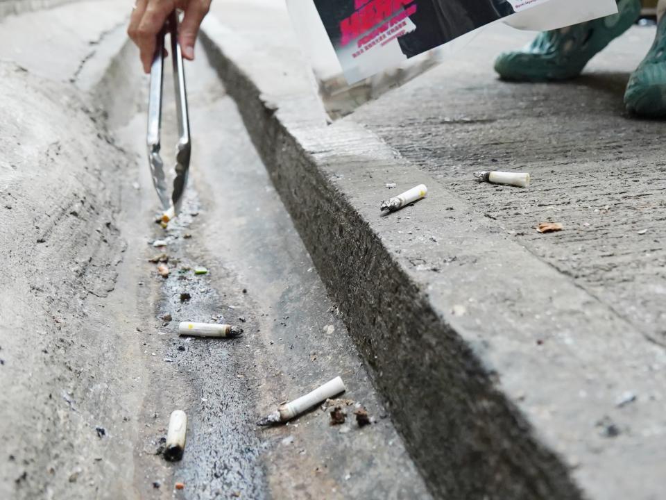 記者早上約十時隨街坊LorJai到旺角街道執煙頭，即使早上清潔工人曾打掃街道，但煙頭仍隨處可見。