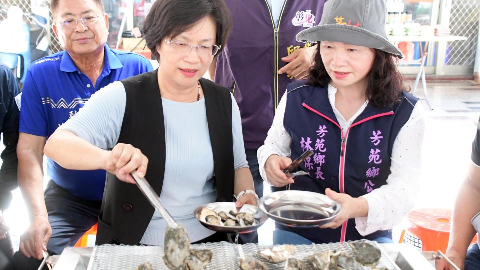 ▲彰化王功老街千人烤蚵吃美食。（記者林明佑翻攝）