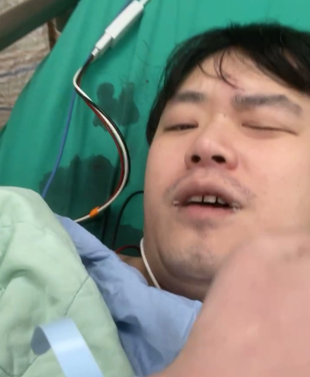 姜嘉偉在Facebook的直播中可見，醫院病床上疑有血漬。