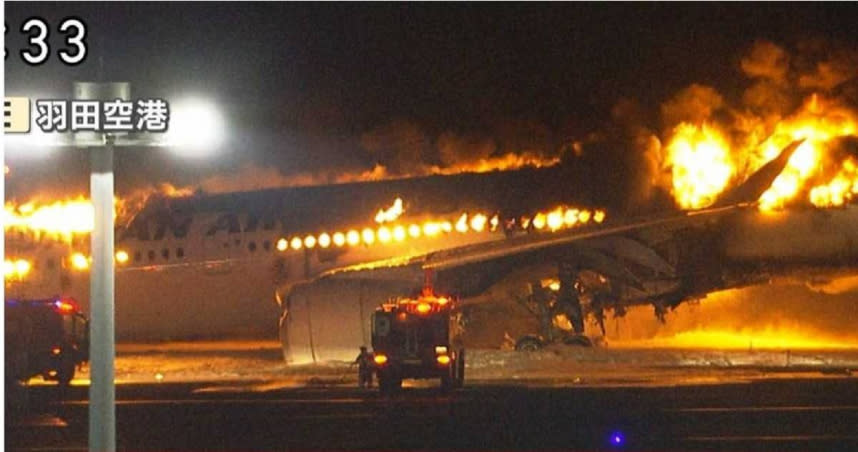 日航JAL516班機冒出沖天烈焰。（圖／達志／美聯社）