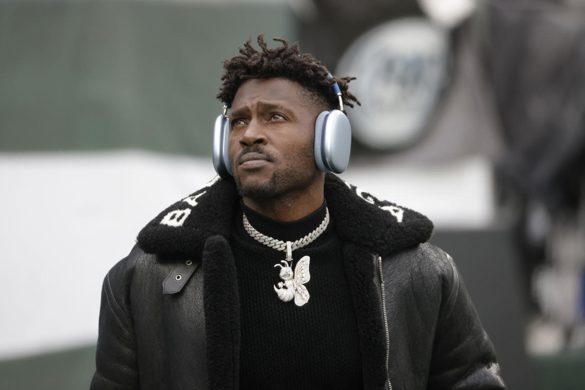 Antonio Brown 'no longer a Buc' after midgame outburst: Coach Arians