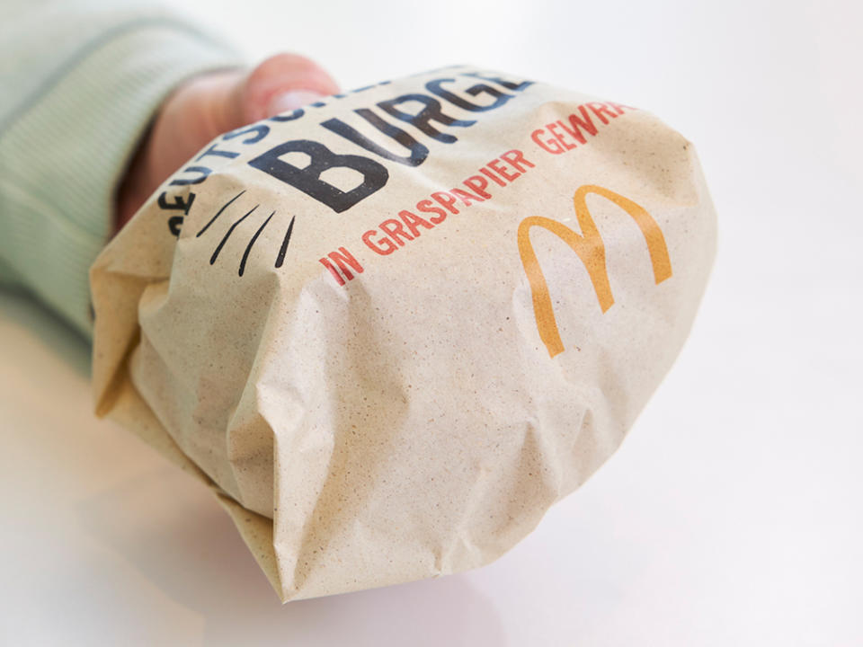 Ein ungewohnter Anblick: Ein Burger ohne die übliche Verpackung. (Bild: McDonalds)