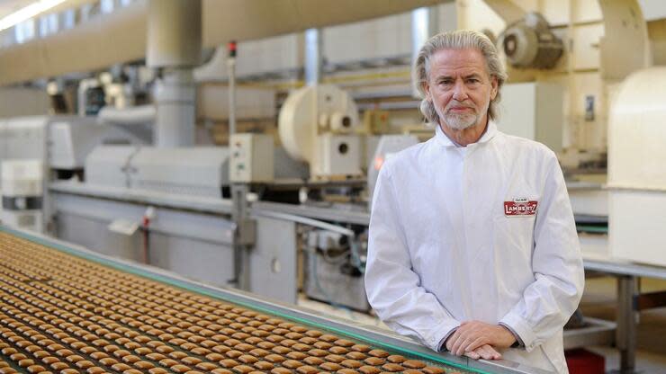 Inhaber Hermann Bühlbecker stellt inzwischen mehr Bio-Gebäck als Printen her. Foto: dpa