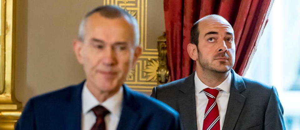 Mathieu Michel, fils de l’ancien ministre des Affaires étrangères Louis Michel et petit frère du président du Conseil européen et ex-Premier ministre Charles Michel, est devenu secrétaire d'État au Numérique au sein du nouveau gouvernement belge.
