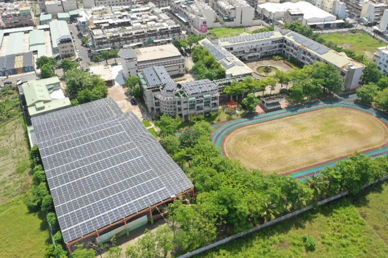 高雄八卦國小光電球場設置容量269.08kWp，獲得高雄市太陽能光電金獎。（圖／經濟部能源局提供）