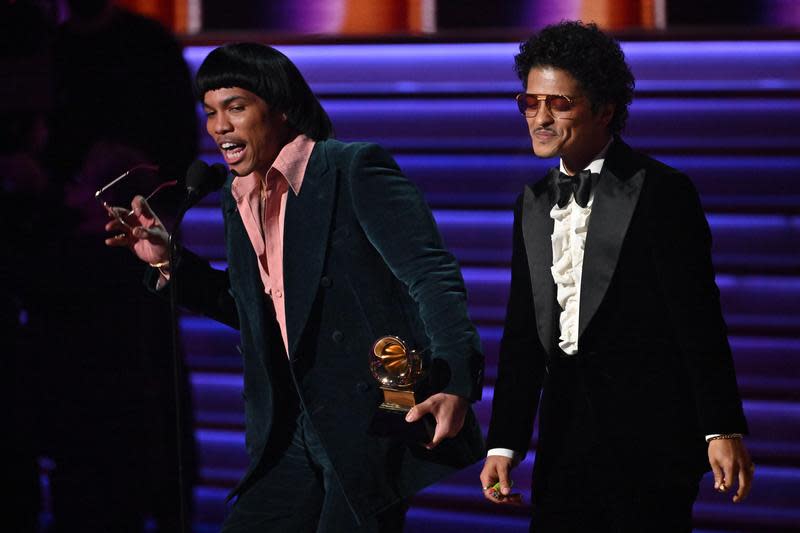 嘻哈歌手「Anderson .Paak」（左）與「火星人布魯諾」（右）組成的「絲綢聲韻」，奪下最佳年度專輯。（東方IC）