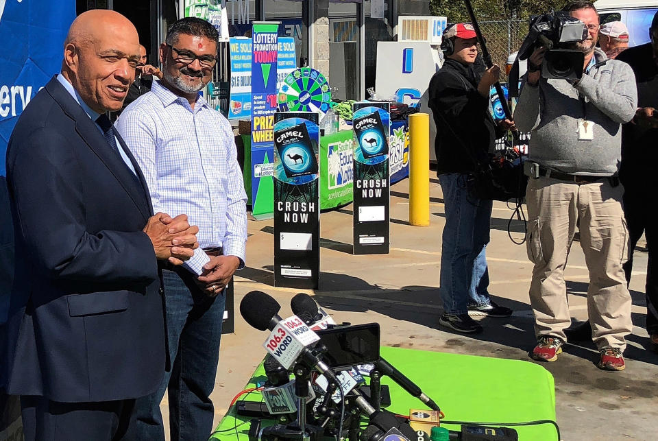 Das Gewinnerlos war schon im Oktober 2018 gezogen worden. Damals traten der Vorsitzende der Lotteriegesellschaft “South Carolina Education Lottery” Tony Cooper und der Kioskbesitzer Chirag Patel vor die Kameras. (Bild: AP Photo)