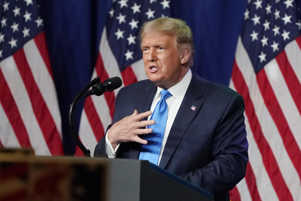 El presidente Donald Trump al aceptar la nominación de su partido en el primer día de la Convención Nacional Republicana. (AP Photo/Chris Carlson)