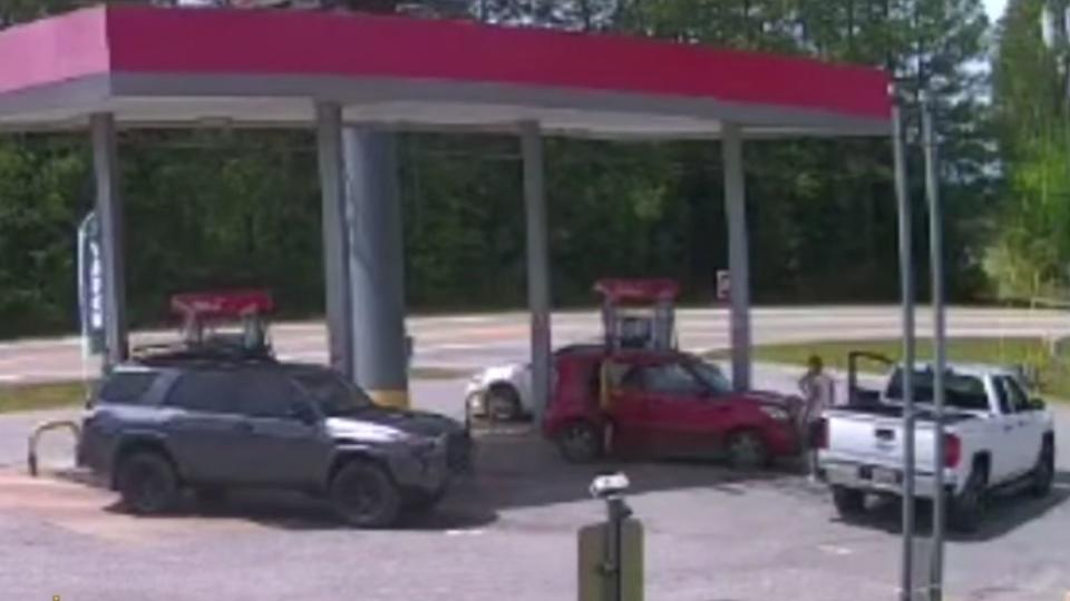 Man attacks teenagers in road rage incident at gas station in Florida