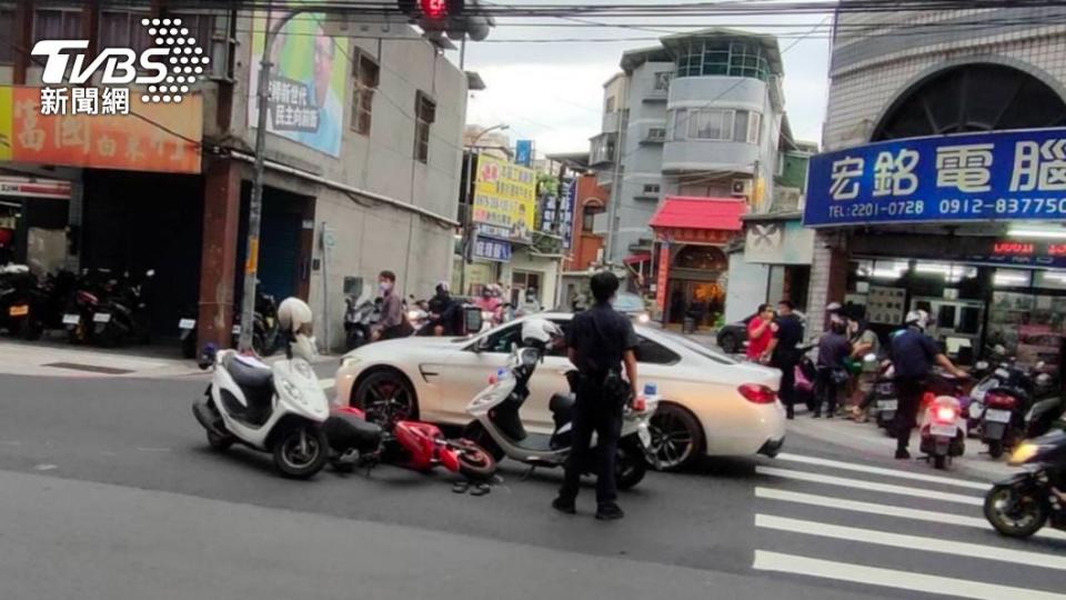 警方建議慢車要左轉可以下車用牽的走斑馬線比較安全。（圖／TVBS）