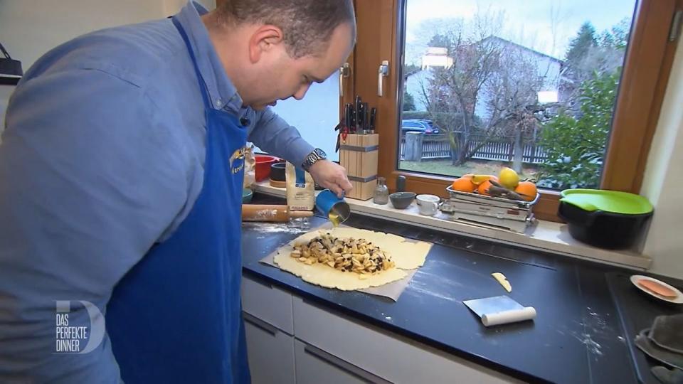 Der selbstgemachte Apfelstrudel wird mit reichlich Butter für den feinen Geschmack begossen.
 (Bild: RTL)