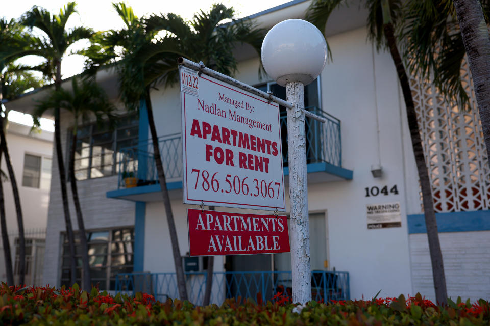 MIAMI BEACH, FLORIDA - DECEMBER 06: An 'Apartments for Rent' sign hangs in front of a building on December 06, 2022 in Miami Beach, Florida.  Reports indicate that apartment rents across the country dropped in November by the most in at least five years.  National index of rents fell by 1%, the third straight month-over-month decline. (Photo by Joe Raedle/Getty Images)