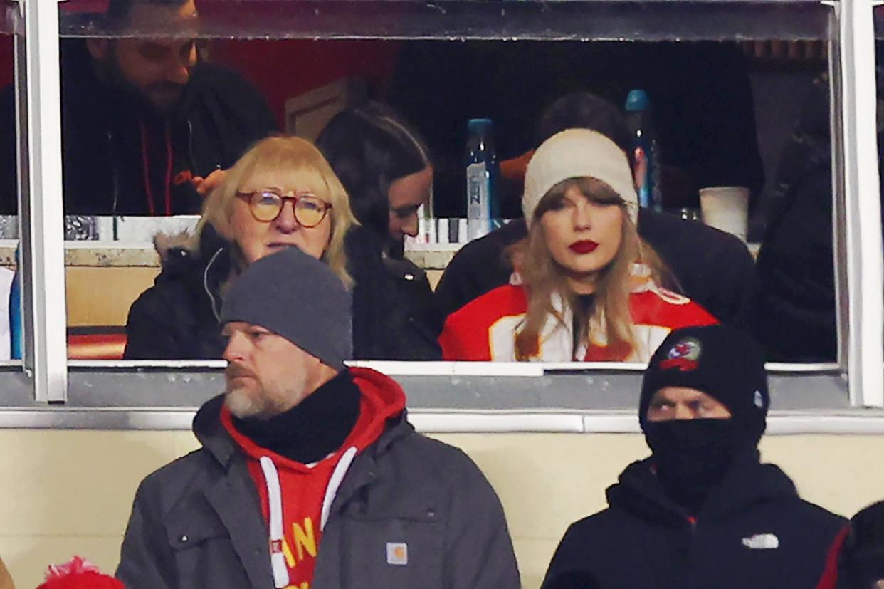 Taylor Swift Bonds With Travis Kelce’s Mom Donna Kelce at Wild Card Game  Taylor Swift Bonds With Travis Kelce’s Mom Donna Kelce at Wild Card Game  197