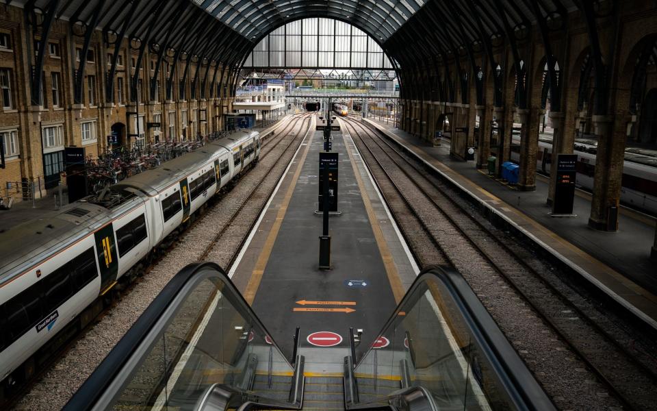 Perrons op Kings Cross Station tijdens spoorwegstakingen in juli - Aaron Chown/PA Wire