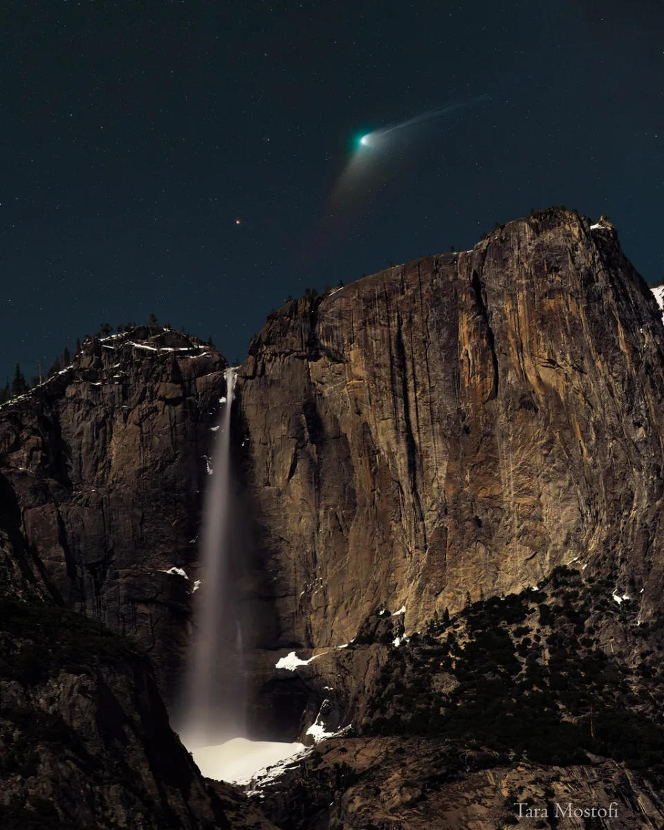 Cometa ZTF fotografado junto da cachoeira Yosemite Falls, nos Estados Unidos (Imagem: Reprodução/Tara Mostofi)
