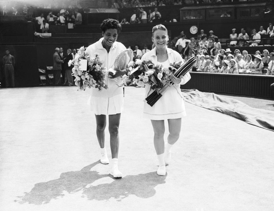  Althea Gibson and Darlene Hard come on to Centre Court at Wimbledon for the Ladies Singles final in 1957 - Alamy