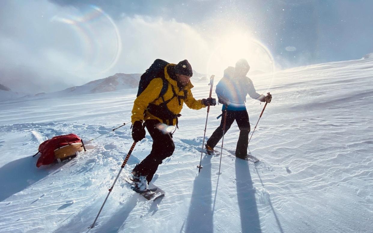 Die Doku von David Enge und Verena Schönauer liefert einzigartige Bilder aus den Alpen. Sebastian Ströbel und Polarexperte Hans Honold erklimmen den Dachstein. (Bild: ZDF / David Enge)