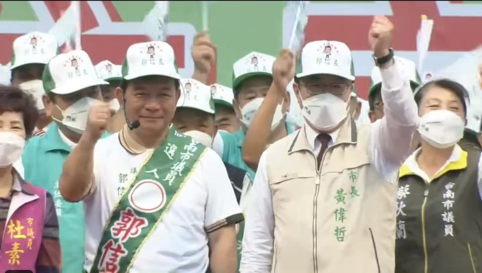 無黨籍台南市長郭信良（左）競選總部成立，市長黃偉哲到場站台。郭信良提供