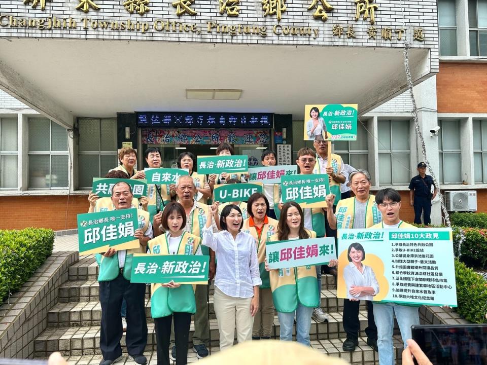 邱佳娟(前排左二)提出十大參選政見。   圖：民進黨屏東縣黨部/提供