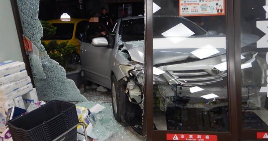 台中客車與小黃深夜相撞，下1秒客車直衝進便利超商，玻璃全破一片狼藉。（圖／翻攝畫面）