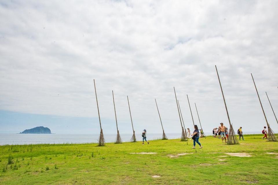 海科館旁的潮境公園，海邊巨大飛天掃帚是熱門打卡點，也是北海岸賞海祕境。