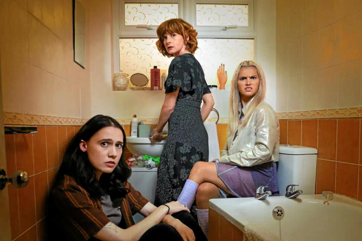 La série Such Brave Girls a été créée par la britannique Kat Sadler, qui incarne Josie (à gauche), au côté de sa sœur Billie (à droite).  - Credit:Canal+ / Apple TV+