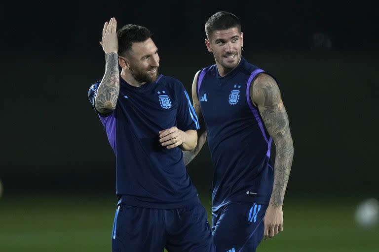 Sin dramas: Lionel Messi y Rodrigo De Paul, contentos en el último entrenamiento de la selección argentina que pudo presenciar la prensa antes del choque con Países Bajos por los cuartos de final del Mundial Qatar 2022.