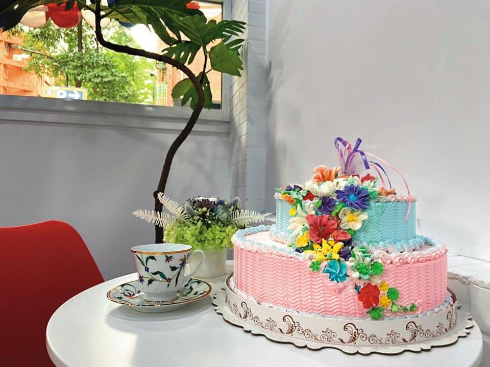 唐琪熱愛為蛋糕做藝術造型，每一朵花都是親手捏製設計。（花旗蛋糕提供）