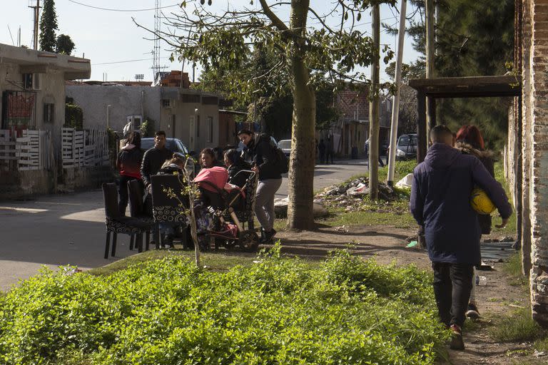 La familia y los amigos de Williams Alexander Tapón, reunidos en la calle frente a su casa