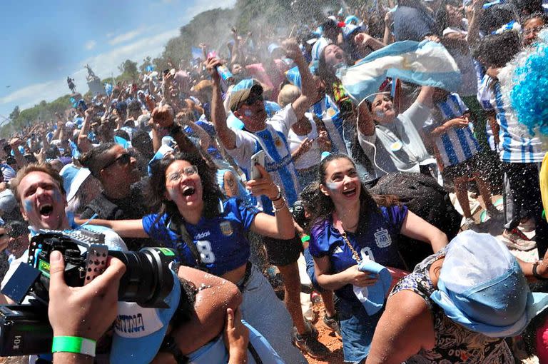 Los hinchas festejan en el Parque Seeber de Palermo el primer gol de Argentina