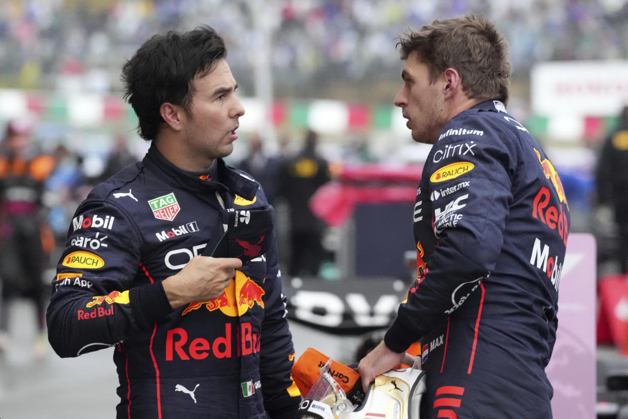 Red Bull pilotos Max Verstappen y Sergio 'Checo' Perez  (AP Foto: Eugene Hoshiko)