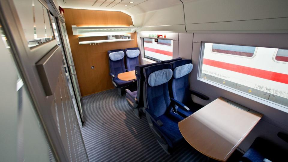 Blick in ein Abteil mit erweitertem Stellplatz für Kinderwagen in einem modernisierten ICE-2-Zug der Deutschen Bahn.