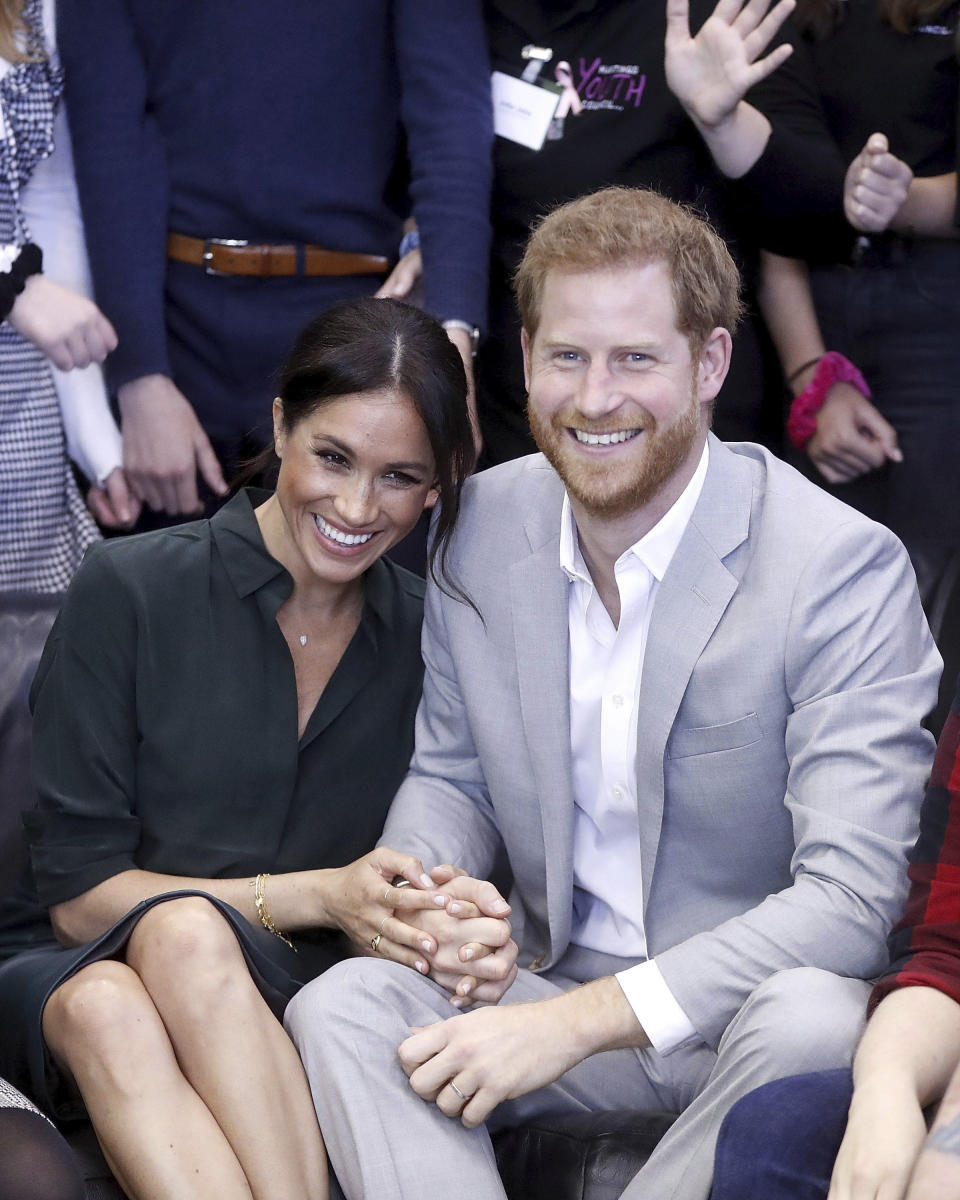 Trotz Arbeit gute Laune: Meghan Markle und Prinz Harry bei einem Termin in einem Jugendzentrum. (Bild: AP Photos)