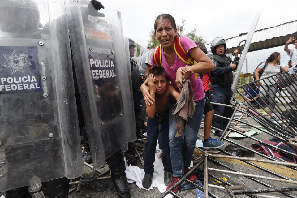 FOTOS | Así rompieron los migrantes el cerco fronterizo para entrar a México