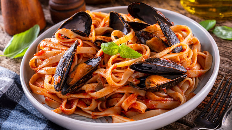 clams with pasta in red sauce