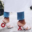 <p>Absätze in geometrischen Formen gehören 2018 ebenfalls unter die Schuhe. Katy Perry hat den Trend clever aufgegriffen und diese Pumps mit „x“- und „o“-Untersätzen versehen. Die Buchstaben stehen im Englischen für „Kuss“ und „Umarmung“. (Bild-Copyright: Katy Perry Collection/Instagram) </p>