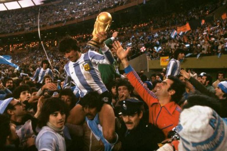 Daniel Passarella levanta la Copa del Mundo luego de derrotar a Holanda en Argentina 1978