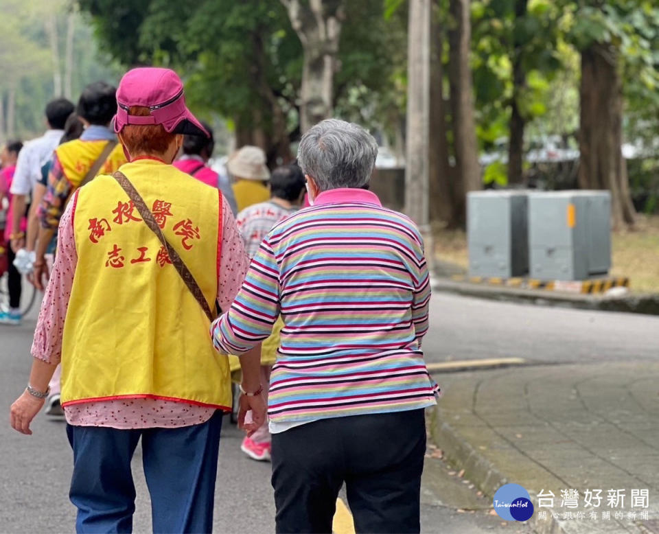 適度與漸進式的運動對長輩體能有助。（南投醫院提供）