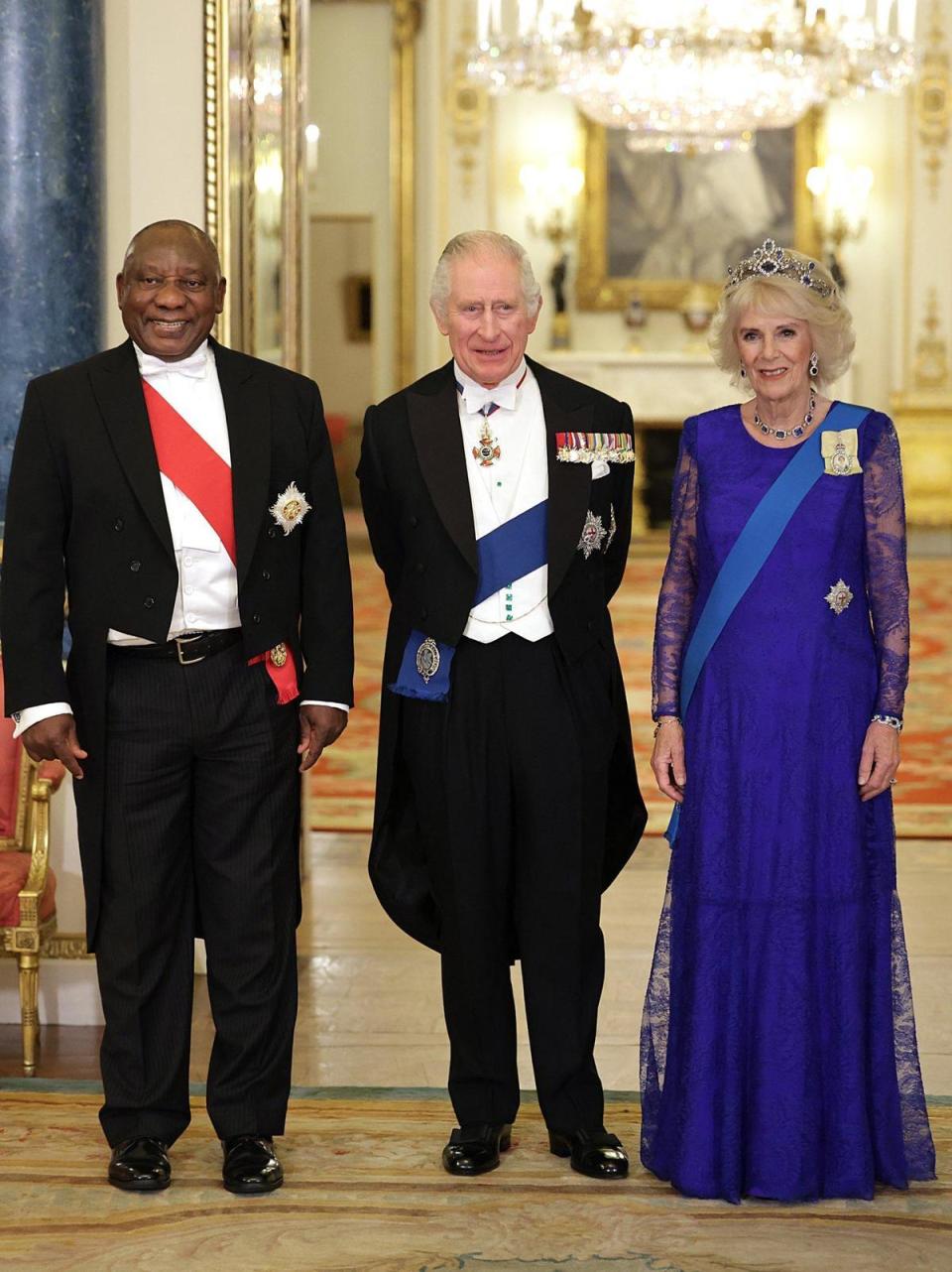 查爾斯三世（中）、王后卡蜜拉（右）接待南非總統拉瑪佛沙（左）。（翻攝The Royal Family推特）