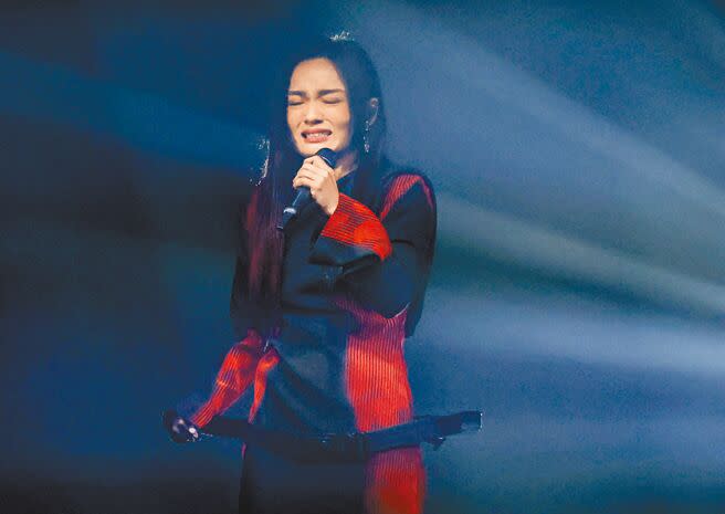徐佳瑩4日在演唱會上泣不成聲。（粘耿豪攝）